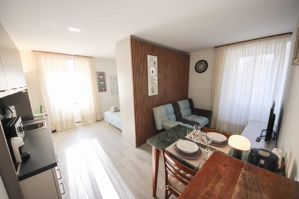 Bed, TV and multimedia, Kitchen or kitchenette, Dining area
