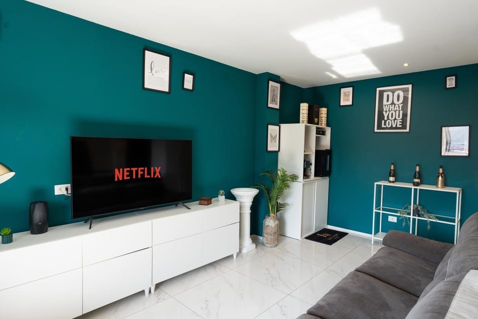 TV and multimedia, Living room, Seating area, Evening entertainment