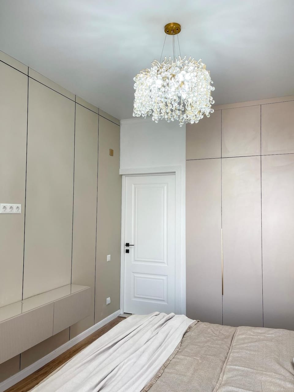 Photo of the whole room, Bedroom, wardrobe