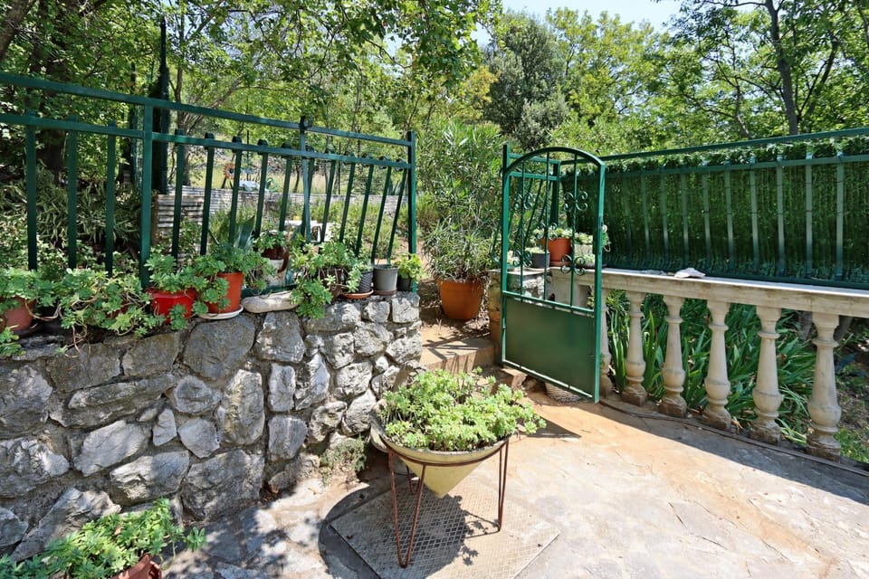 Location, children, Family