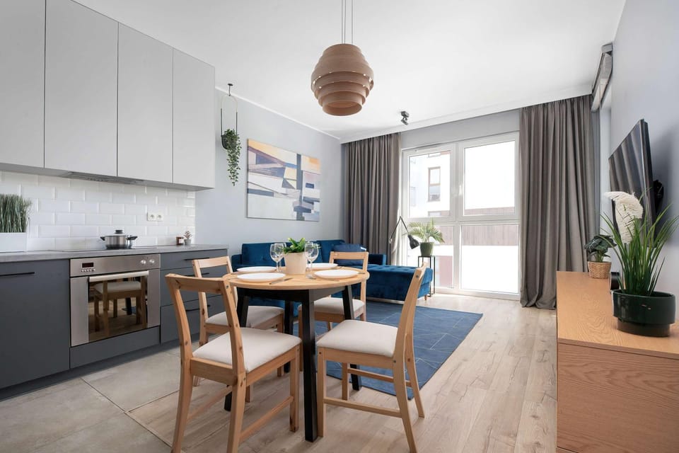 TV and multimedia, Kitchen or kitchenette, Living room, Seating area, Dining area, stove