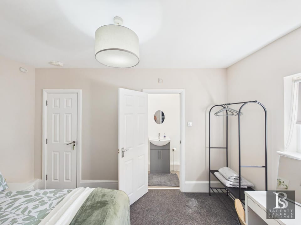 Swindon Town Centre - Station apartments - Flat 2 Apartment in Swindon