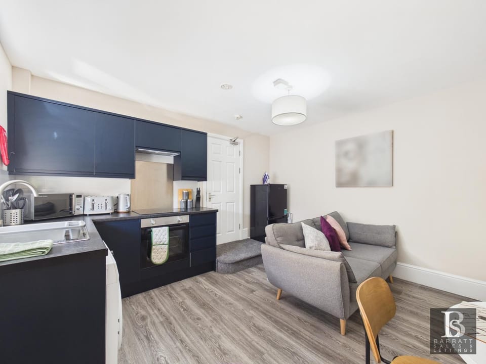 Swindon Town Centre - Station apartments - Flat 2 Apartment in Swindon