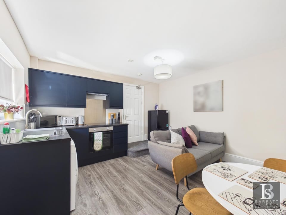 Swindon Town Centre - Station apartments - Flat 2 Apartment in Swindon