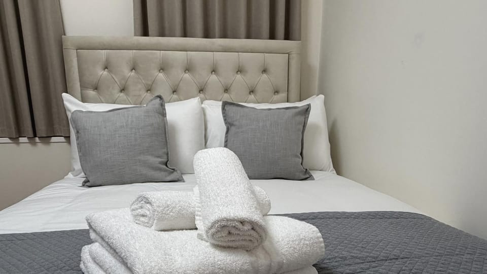 Bed, towels