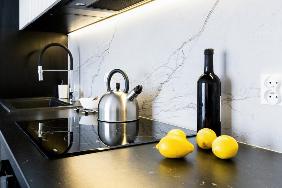Coffee/tea facilities, Kitchen or kitchenette, stove