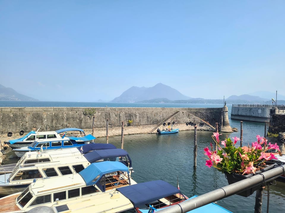Nearby landmark, Day, Natural landscape, Activities, Lake view, Mountain view