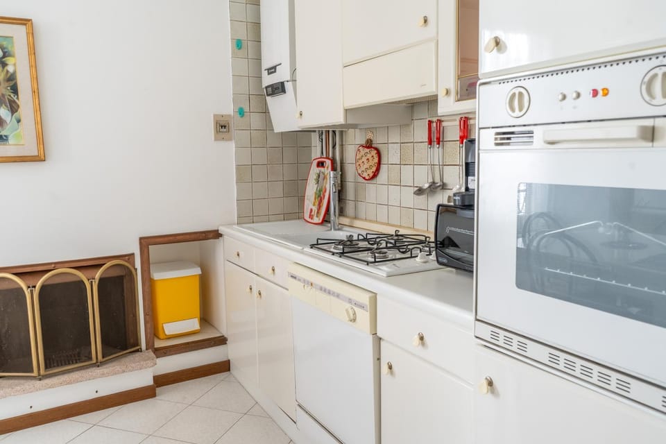 Kitchen or kitchenette, dishwasher, oven, pet friendly, stove