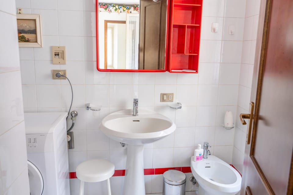 Shower, Toilet, Bathroom, bidet, towels
