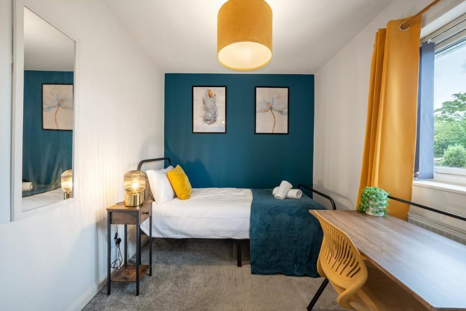 Comfort 3BR Home for 7 Free Parking Apartment in Stevenage