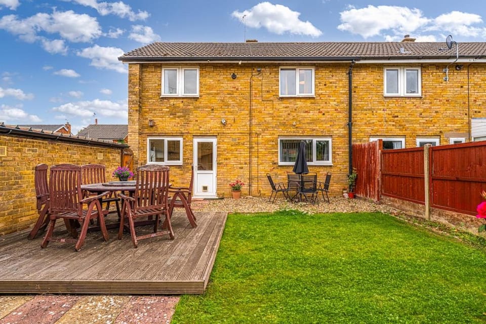 Comfort 3BR Home for 7 Free Parking Apartment in Stevenage