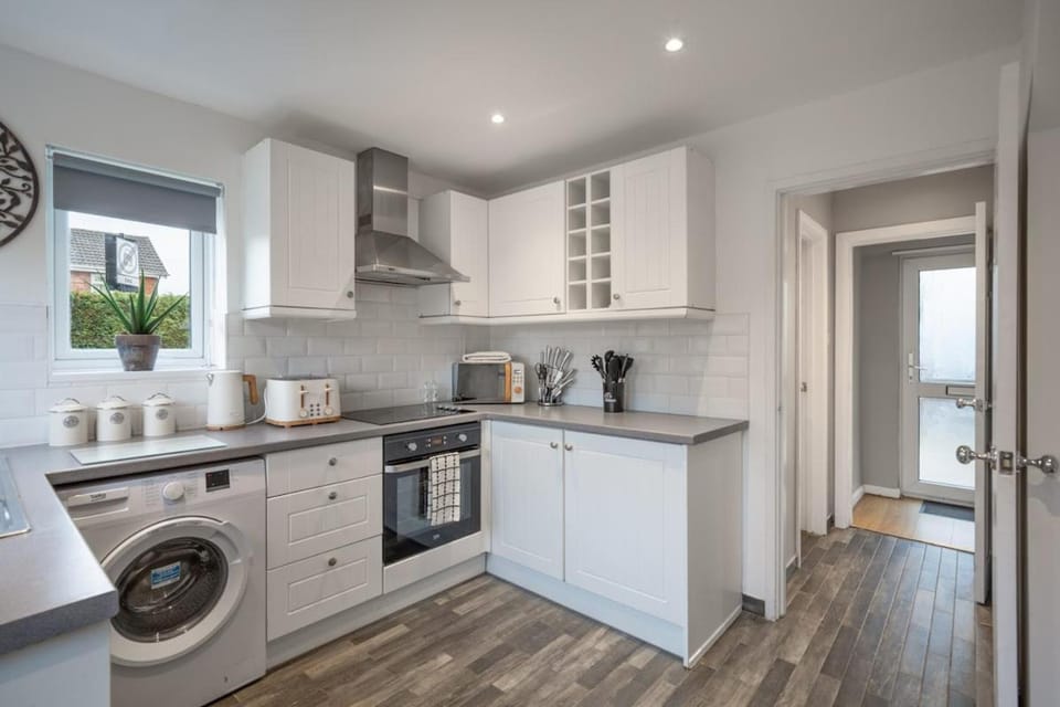 Comfort 3BR Home for 7 Free Parking Apartment in Stevenage