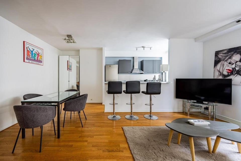 Arc de Triomphe-Bail Mobilité-1 large bedroom Apartment in Paris