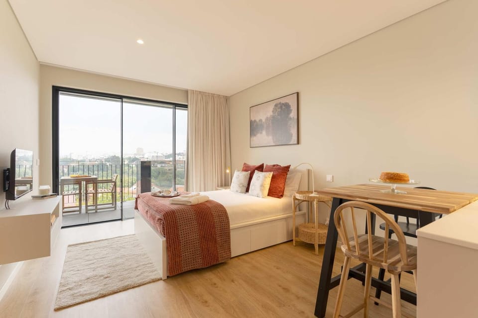 TV and multimedia, View (from property/room), Balcony/Terrace, Dining area, Bedroom