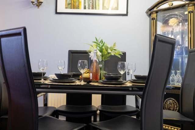 Modern 2-bed home with garden & free parking House in Barking