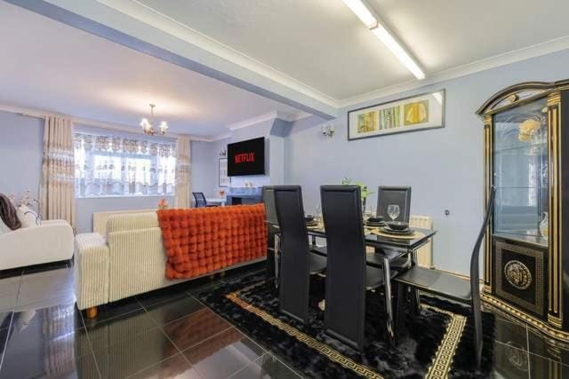 Modern 2-bed home with garden & free parking House in Barking