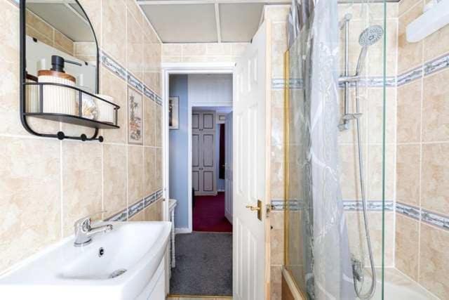 Modern 2-bed home with garden & free parking House in Barking