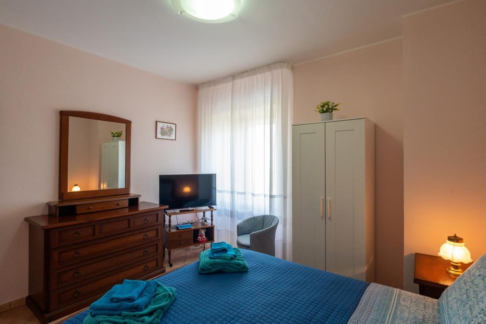 Bedroom, towels