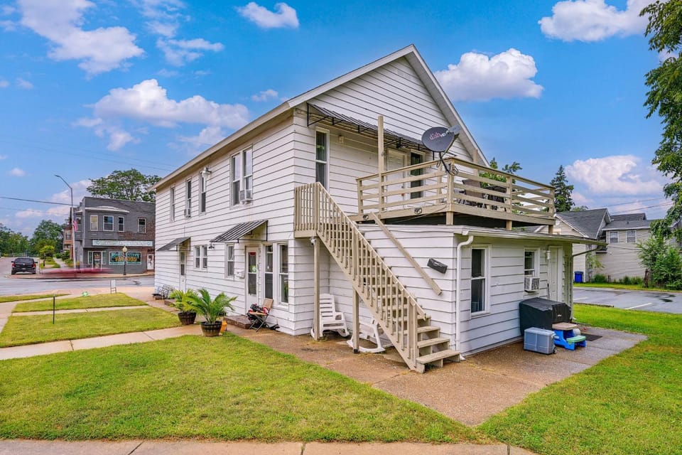Apartment in Walkable Area, 1 Mi to Lake Michigan House in Michigan City