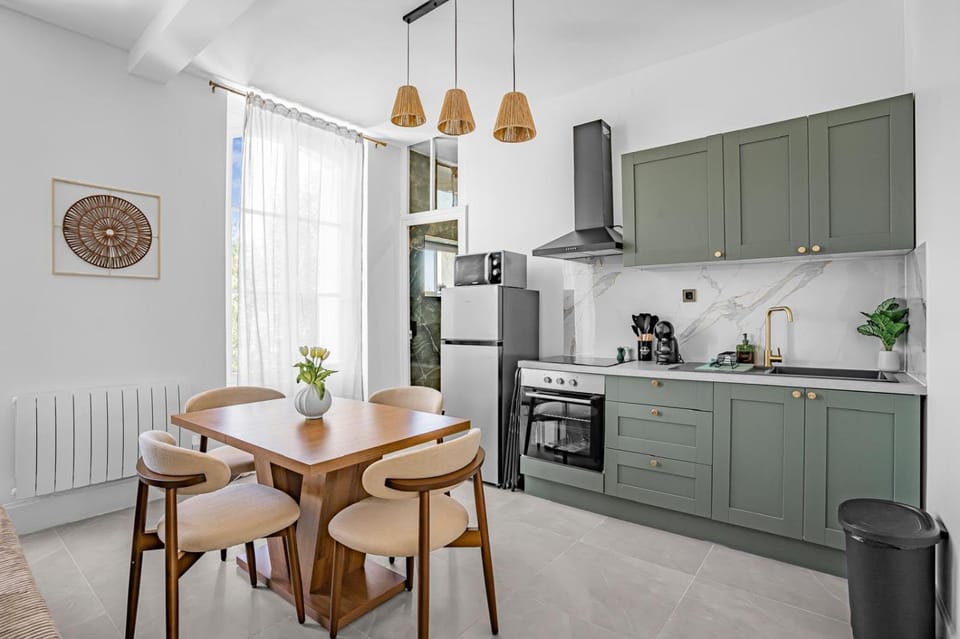 Kitchen or kitchenette, Dining area