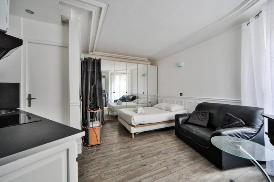 Studio 4 people Vaugirard Montparnasse Paris 6 Apartment in Paris