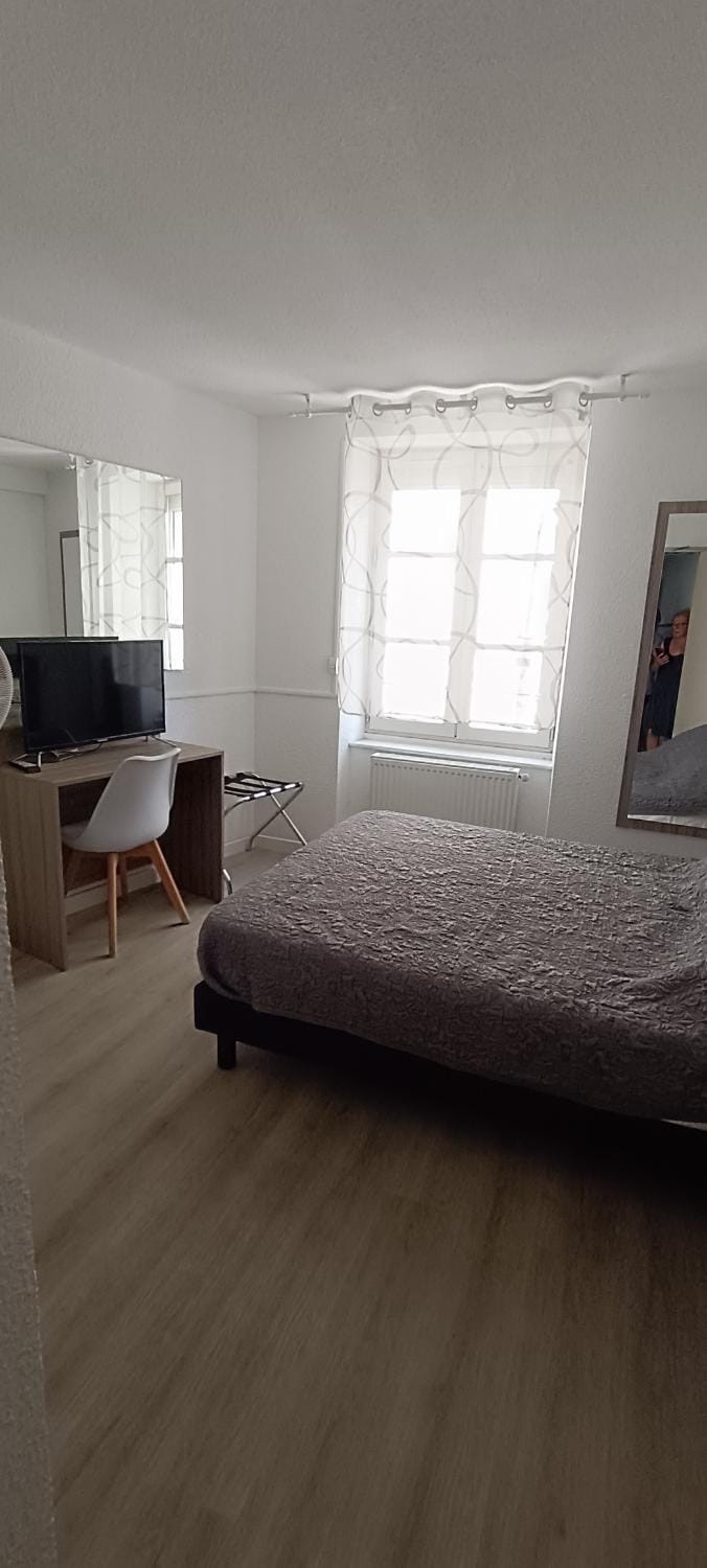 Bed, TV and multimedia, Photo of the whole room