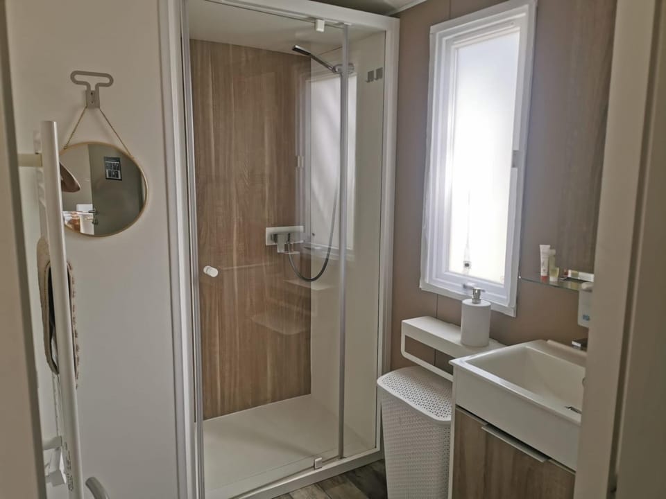 Shower, Bathroom, towels