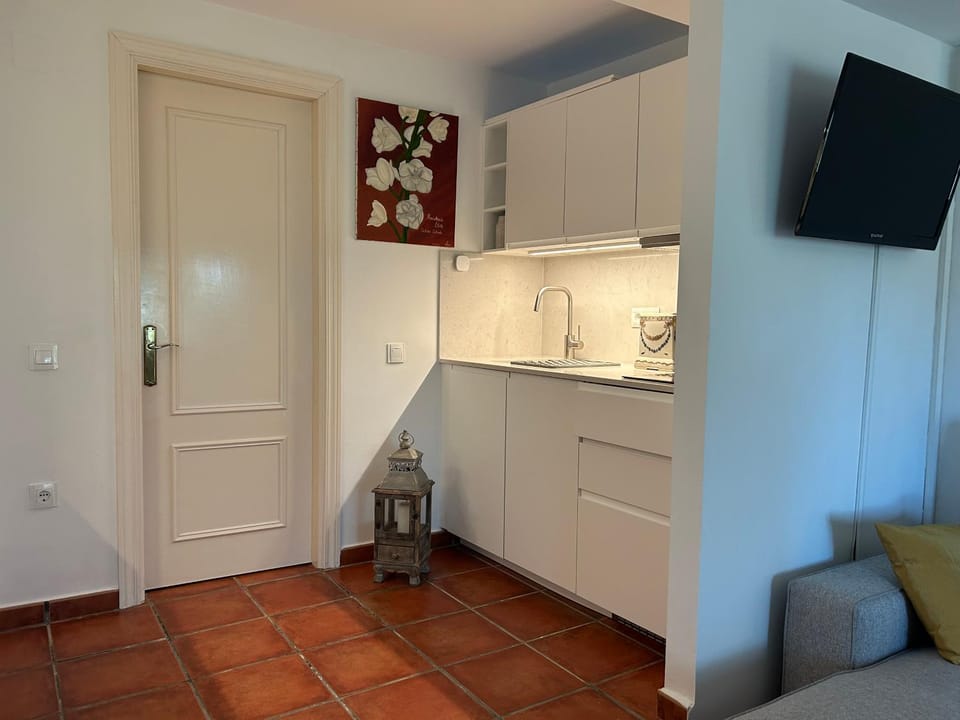TV and multimedia, Kitchen or kitchenette, Seating area, stove