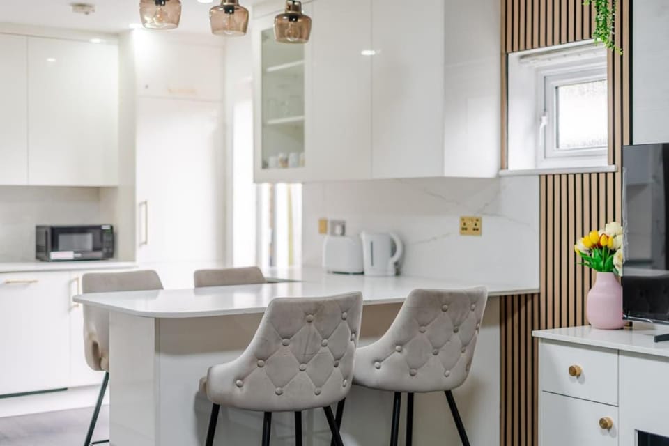 Heathrow Access Modern Apt w WiFi & Free Parking Apartment in Isleworth