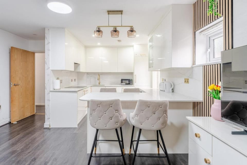 Heathrow Access Modern Apt w WiFi & Free Parking Apartment in Isleworth