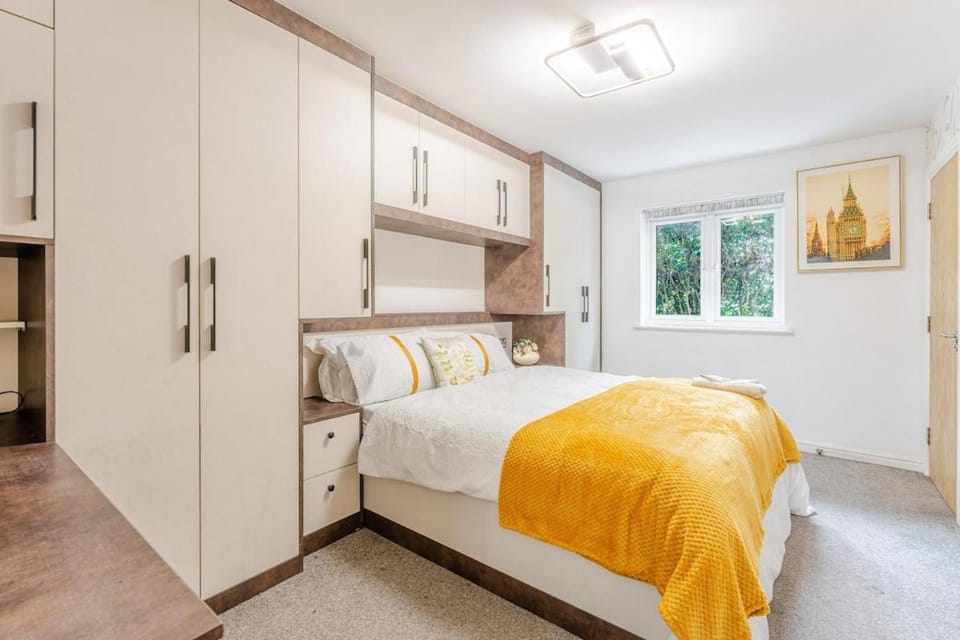 Heathrow Access Modern Apt w WiFi & Free Parking Apartment in Isleworth