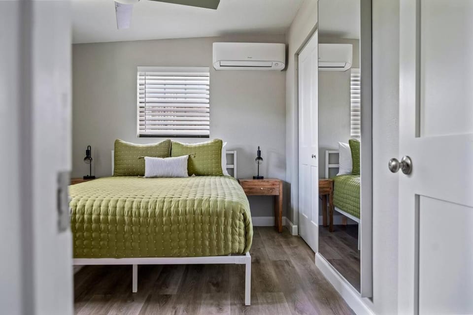 Bed, Photo of the whole room, Bedroom, wardrobe, air conditioner
