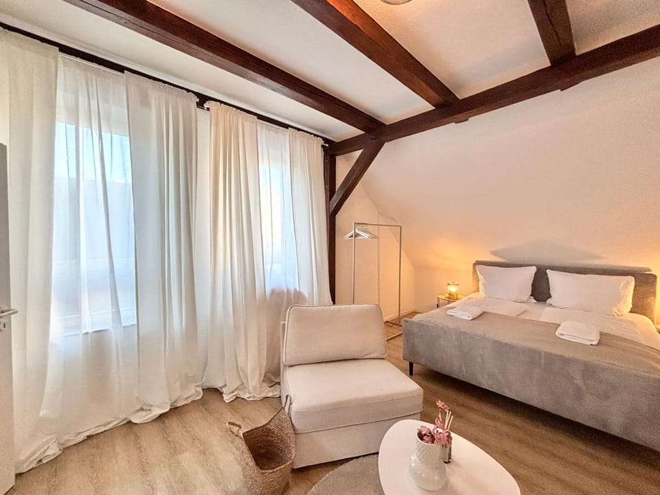 Bed, Living room, Photo of the whole room, Seating area, Bedroom