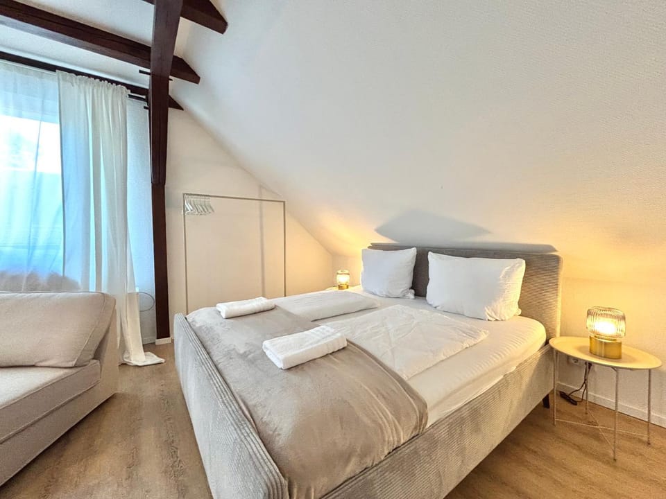 Bed, Photo of the whole room, Bedroom, towels