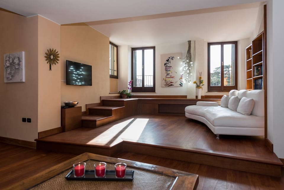 Restaurant/places to eat, TV and multimedia, Living room, Seating area