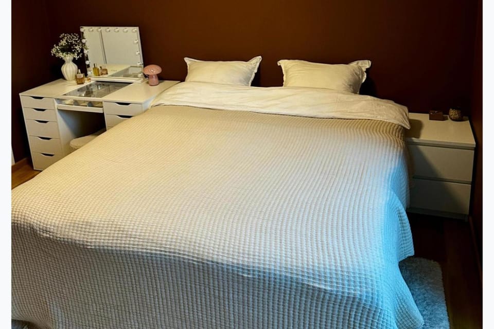Bed, Seating area, Bedroom, furniture