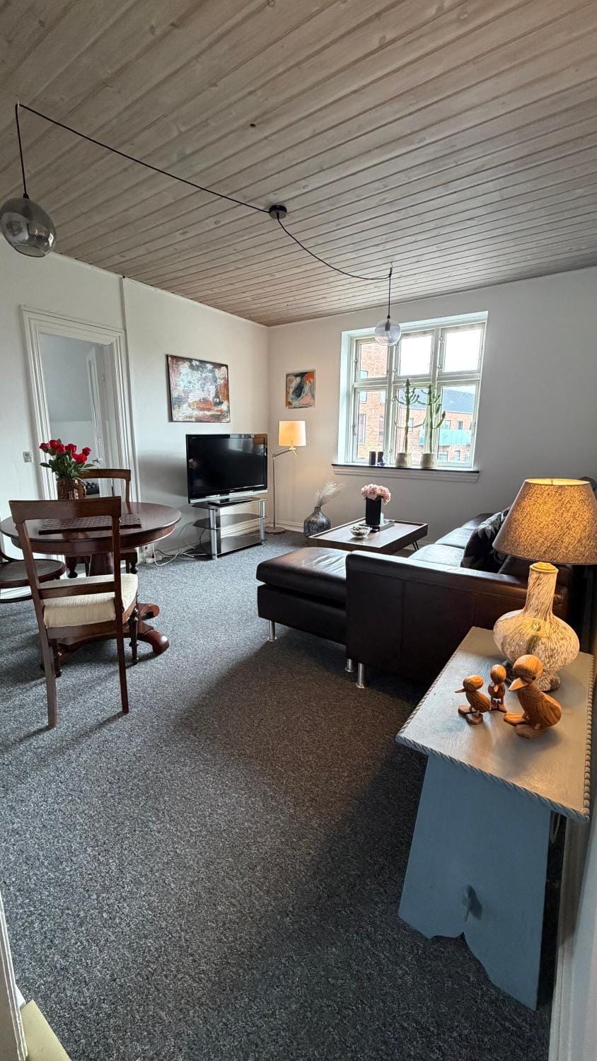 TV and multimedia, Living room, Seating area, Dining area