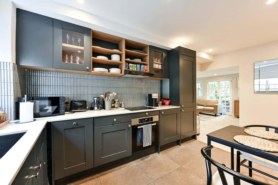 Elegant St Johns Wood Mews - King Bed & Workspace House in City of Westminster