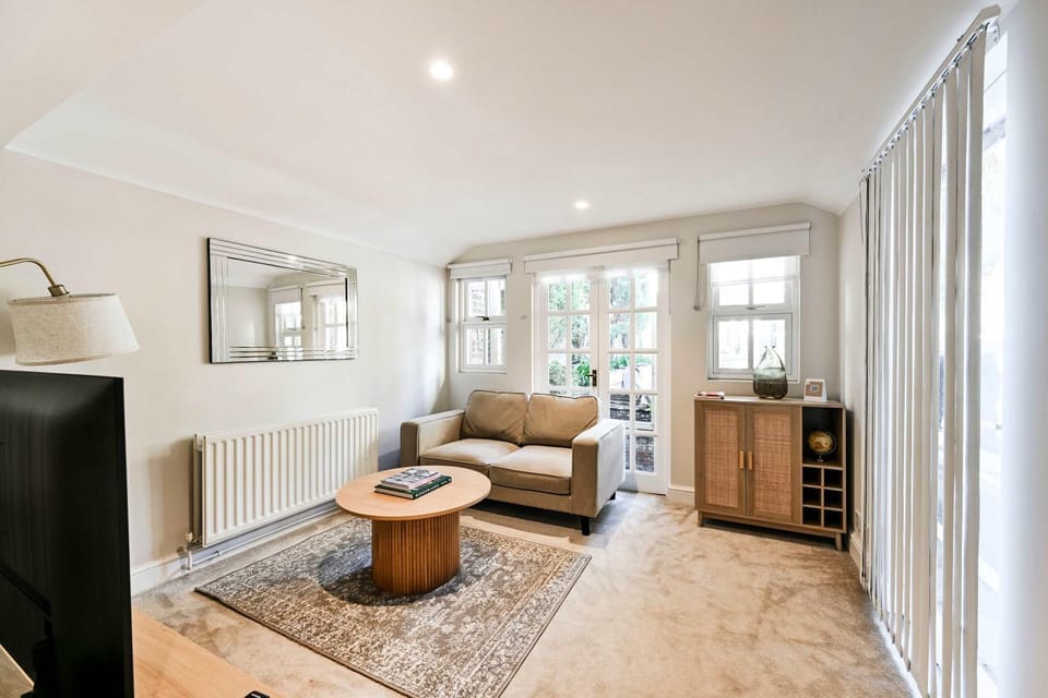 Elegant St Johns Wood Mews - King Bed & Workspace House in City of Westminster