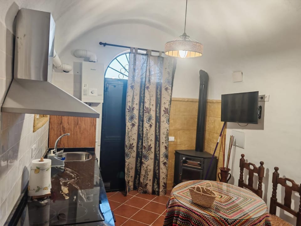 Kitchen or kitchenette, Photo of the whole room, Dining area