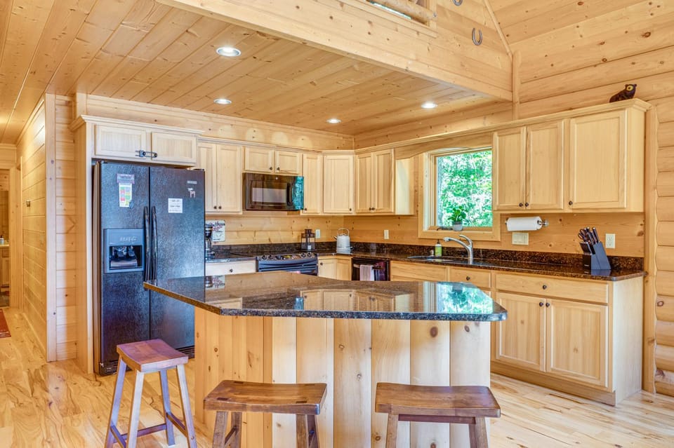 Ski, Hike & Explore! Spacious Conway Cabin w/ Deck Cabin in Conway