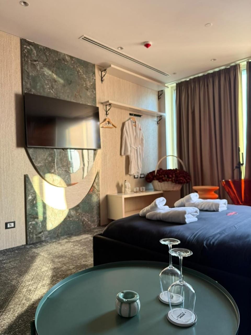 Bed, TV and multimedia, Bedroom