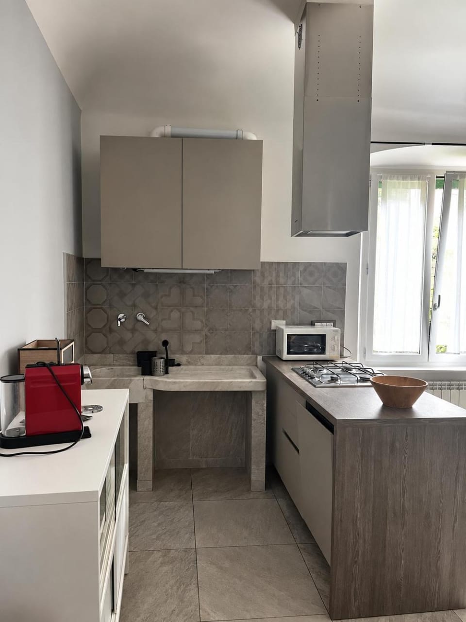 Coffee/tea facilities, Kitchen or kitchenette, dishwasher, stove, toaster