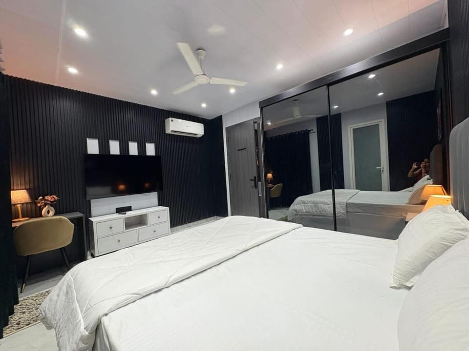 Entirely yours, 1BHK luxury apartment near Medanta Hospital Apartment in Gurugram