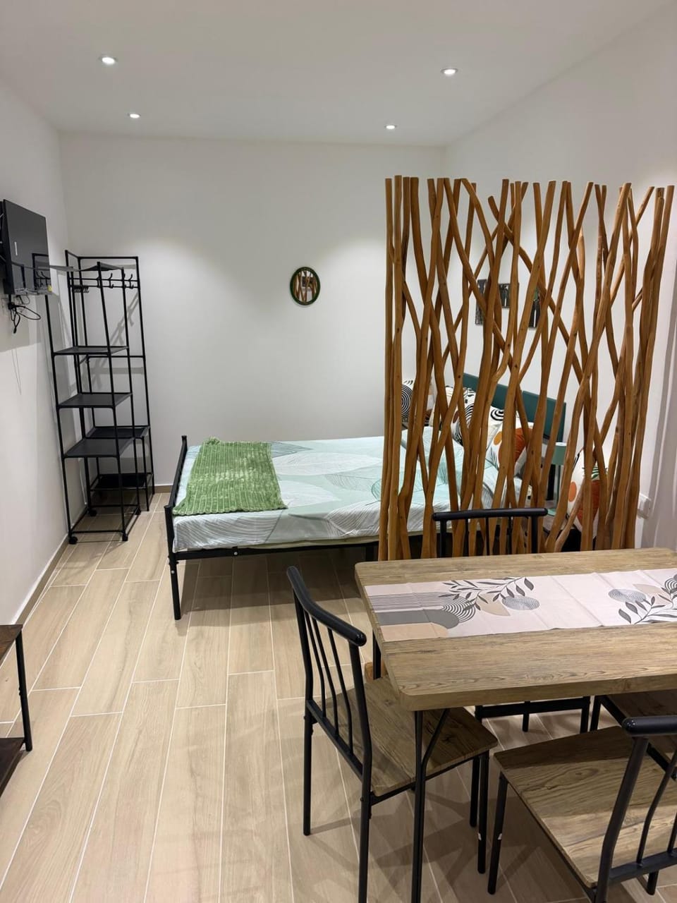 Photo of the whole room, Dining area