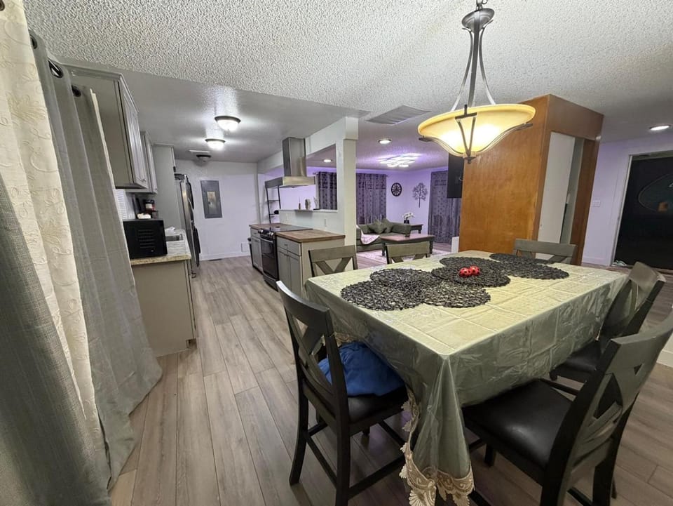 Kitchen or kitchenette, Dining area, oven, stove