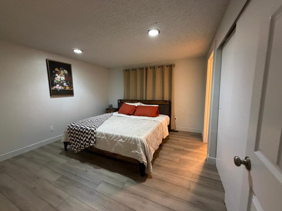 Stunning beautiful, cozy home in Everett House in Paine Lake Stickney