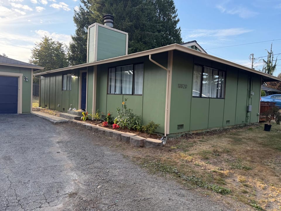 Stunning beautiful, cozy home in Everett House in Paine Lake Stickney