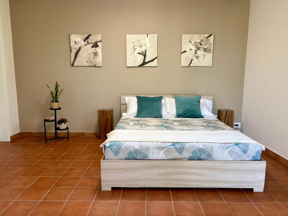 Bed, Photo of the whole room, Decorative detail, Bedroom