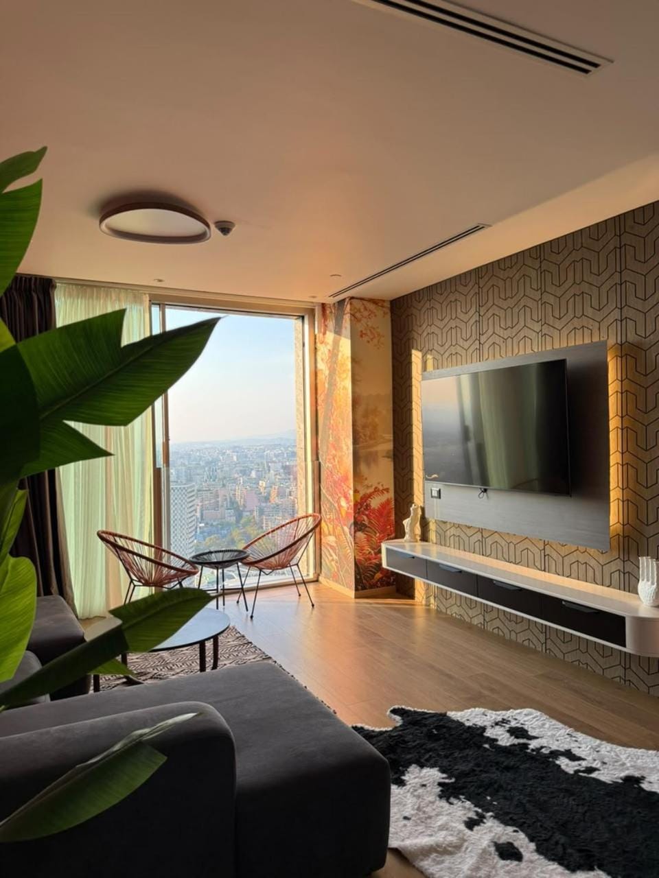 Communal lounge/ TV room, Natural landscape, TV and multimedia, Living room, Seating area, Evening entertainment, Mountain view